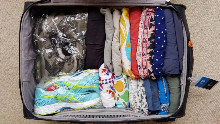 عکس بستن چمدان برای سفر
